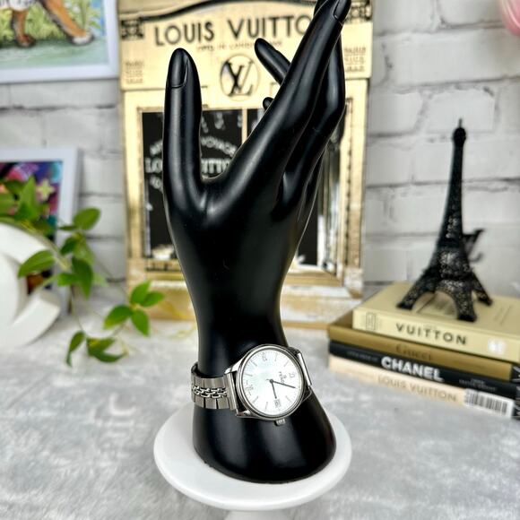 Fendi women’s silver watch 210G Good Pre-Owned - Picture 2 of 13